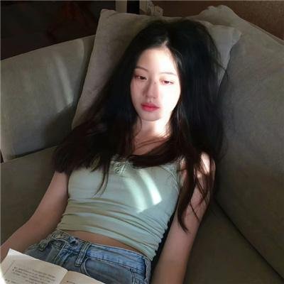 蓝色嘴巴的脸